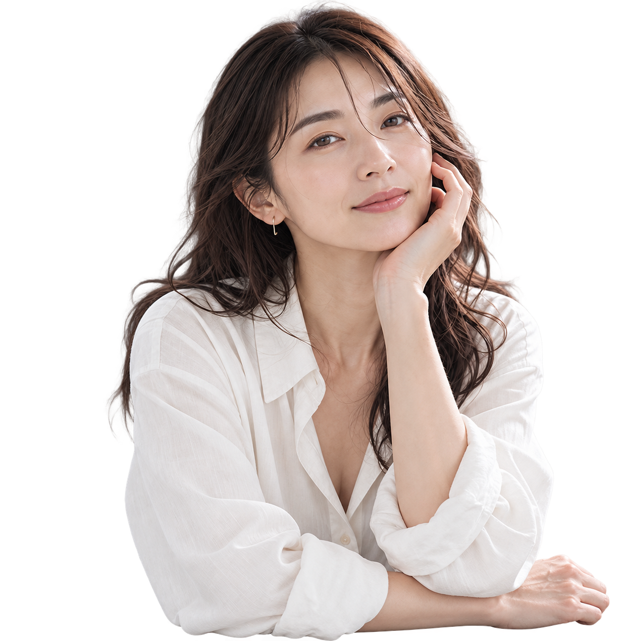 白いシャツを着て自然な艶のあるヘアメイクをした大人女性